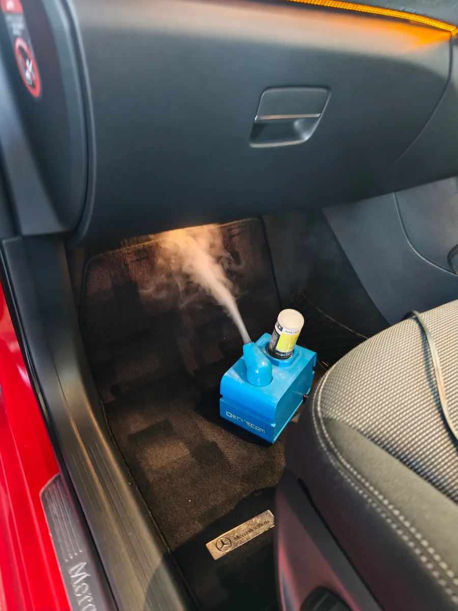 Atom nebuliser treating a vehicle air-conditioning system